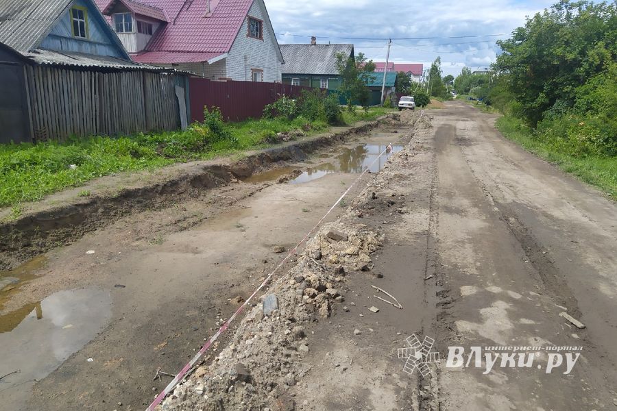 У новой школы на ул. Заслонова идёт ремонт дороги (ФОТО)