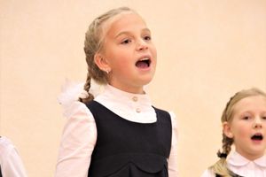 В Великих Луках ученики школы №13 поздравили своих педагогов (ФОТО)