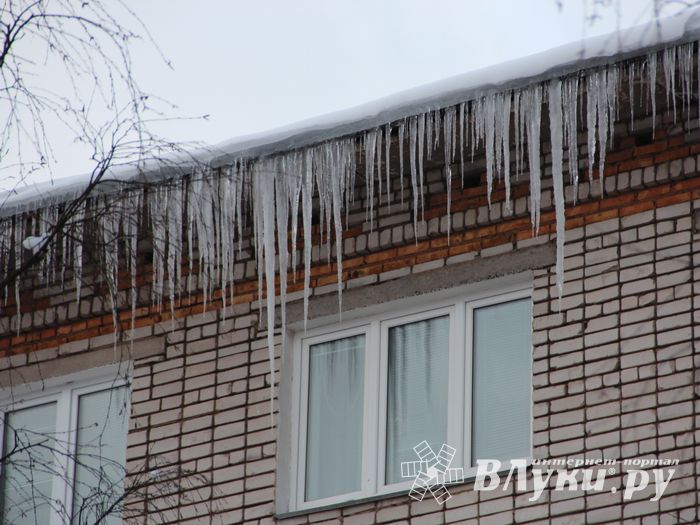 Сосульки в Великих Луках продолжают расти