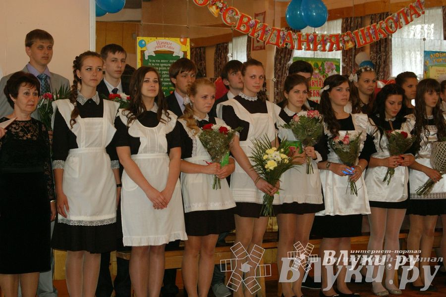 «Последний звонок» в школах Великих Лук