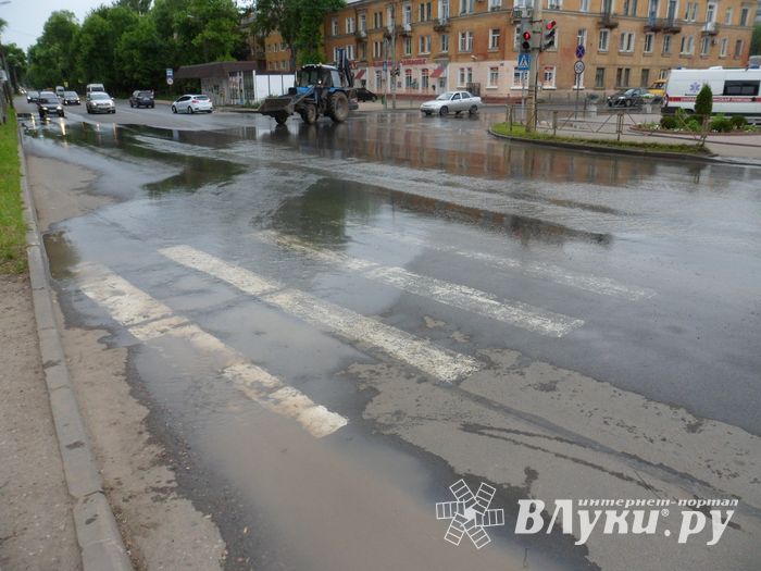 На проспекте Гагарина затопило дорогу (ФОТО)