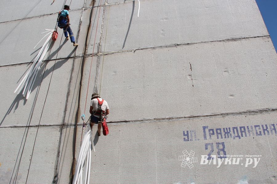 На стене дома на ул. Гражданской работают альпинисты (ФОТО)