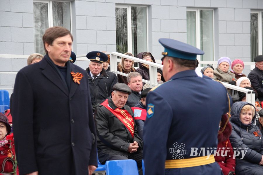 В Великих Луках прошел Парад Победы (ФОТО)