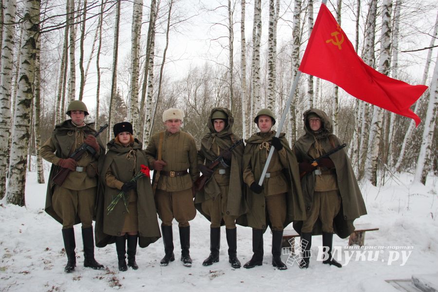 Никто не забыт: в Великих Луках благоустроили могилу неизвестного солдата (ФОТО)