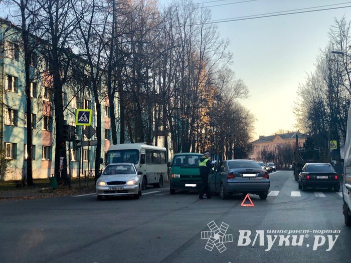 Фотофакт: ДТП в Великих Луках