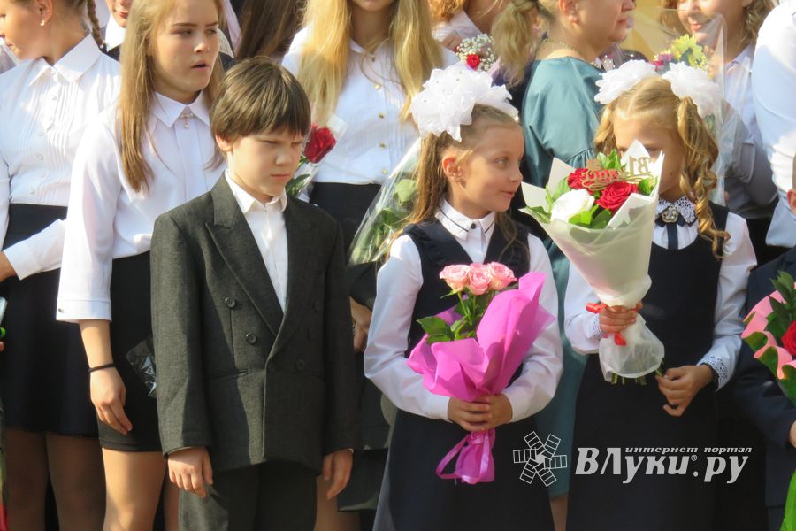 1 сентября в школах Великих Лук прошли Торжественные линейки (ФОТО)