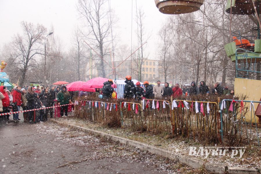 В Великих Луках сожгли Масленицу (фото)