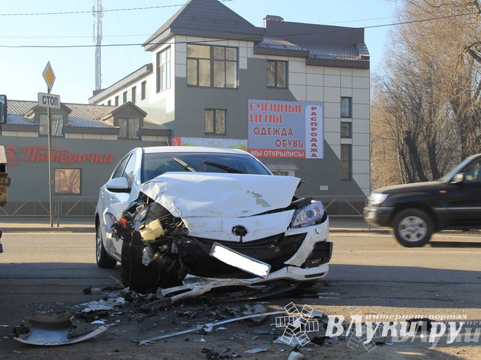 В Великих Луках столкнулись Мерседес и Мазда (фото)