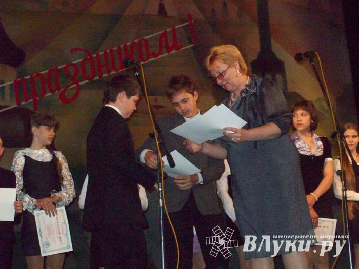 Великолукская школа № 2 торжественно подвела итоги года 