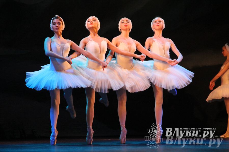 Московский театр «Корона Русского Балета» представил великолучанам балет «Лебединое озеро»