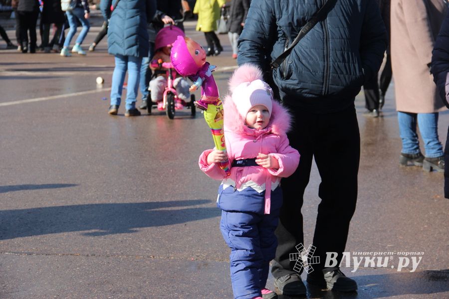В Великих Луках широко отметили Масленицу (ФОТО)