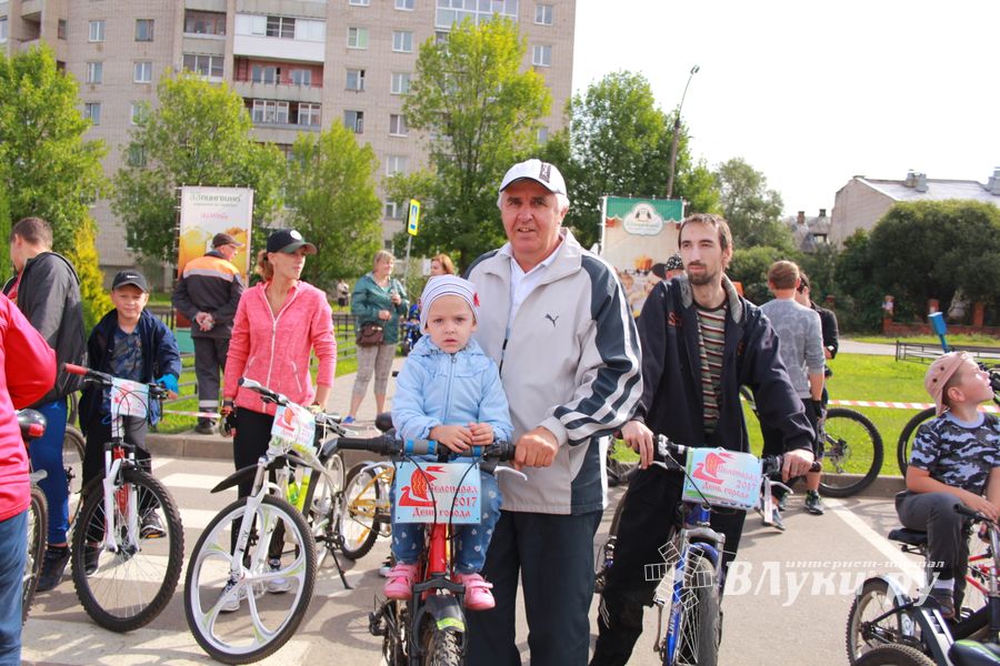 В Великих Луках прошёл Велопарад (ФОТО)
