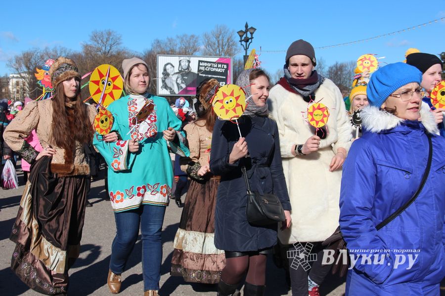 В Великих Луках широко отметили Масленицу (ФОТО)