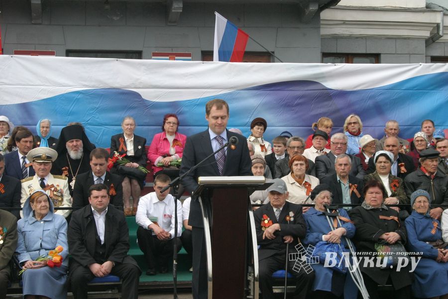 В Великих Луках прошел Военный парад