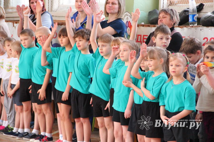 В Великих Луках стартовали спортивные соревнования среди дошколят «Юные олимпионики»