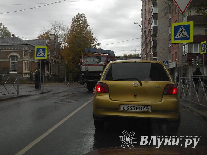 ДТП в Великих Луках: ВАЗ-2104 пытался протаранить грузовик