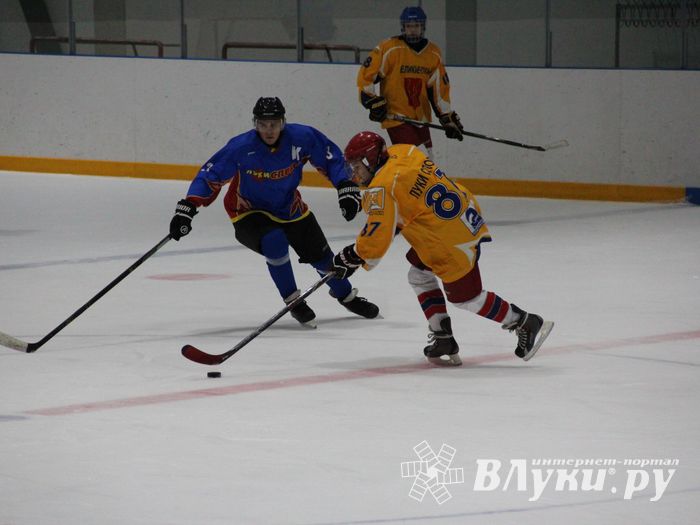 Великолукские хоккейные клубы провели матч в рамках чемпионата города (ФОТО)