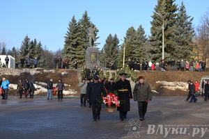 День защитника отечества в Великих Луках отметили памятным митингом и салютом