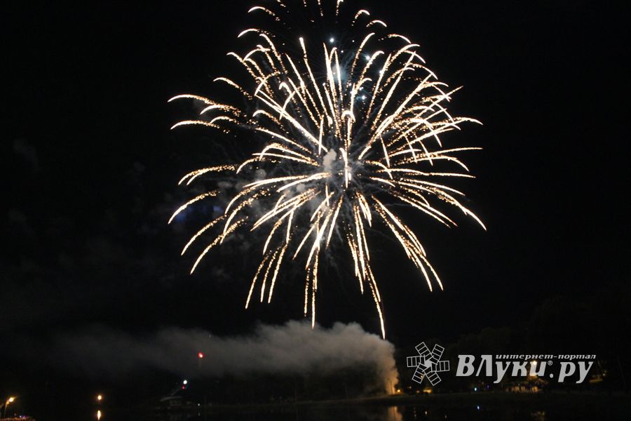 Огненные шоу состоялись над Ловатью (ФОТО)