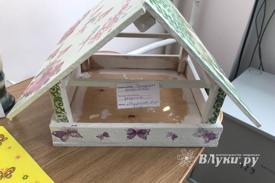 В школе №13 проходит выставка творческих работ учащихся (ФОТО)