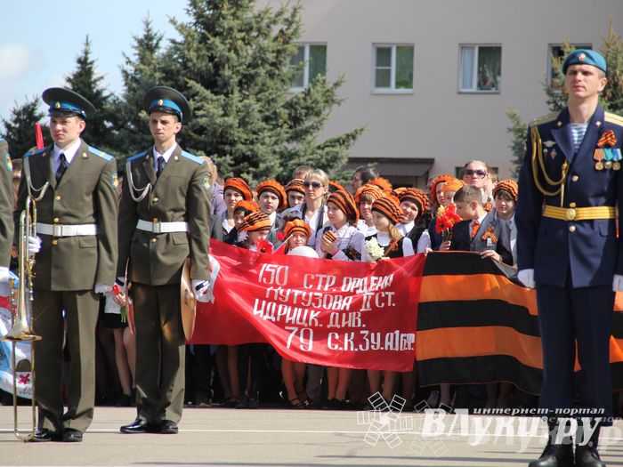 Парад Победы в Великих Луках (фото)