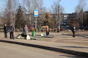 В Великих Луках водитель сбил на остановке женщину и ребенка (ФОТО)