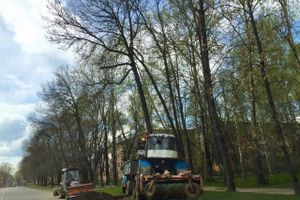 В Великих Луках убирают проспект Гагарина (ФОТО)