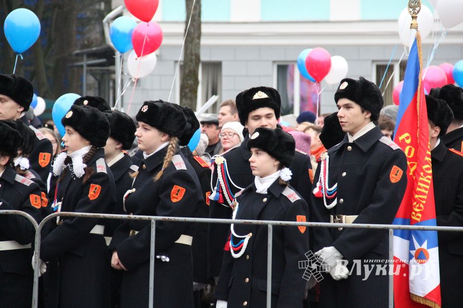 Митинг и праздничные гуляния в Великих Луках (ФОТО)