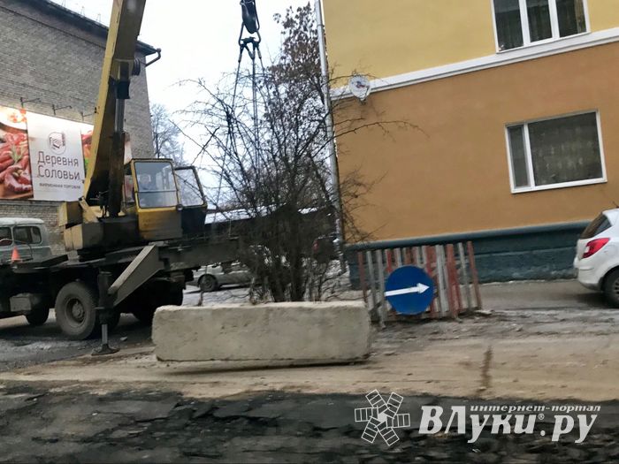 На ул. Первомайской в Великих Луках затруднено движение (ФОТО)