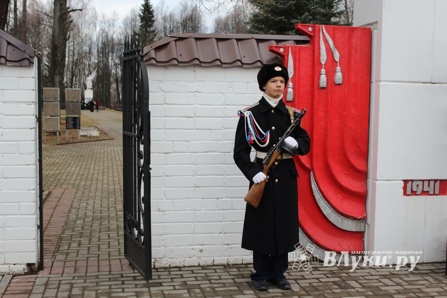 Родственники погибших солдат приняли участие в возложении цветов в Великих Луках