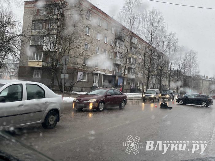 ДТП на проспекте Гагарина в Великих Луках (ФОТО)