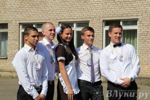 В Великих Луках прозвенели «Последние звонки»