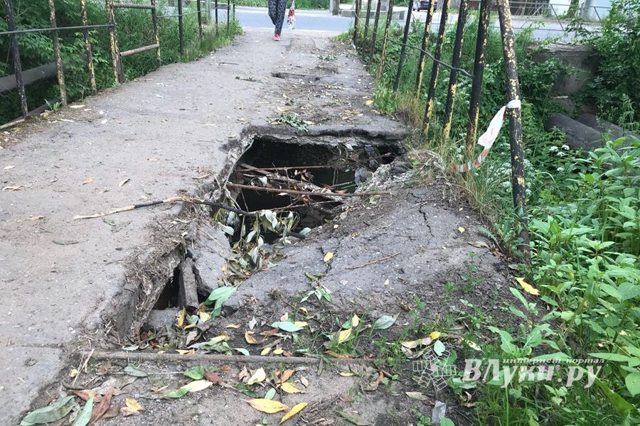 Великие Луки: Где-то строят, а где-то — рушится (ФОТО)