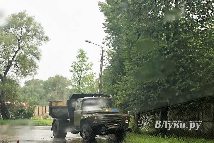 В Великих Луках столкнулись легковушка и ЗИЛ (ФОТО)