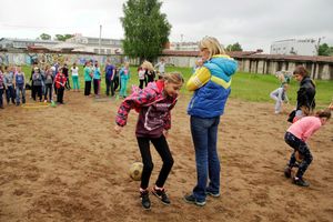Ребята из пришкольных лагерей соревновались в «Весёлых стартах» (ФОТО)