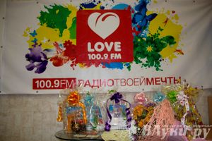 Победительницы великолукского конкурса #МиссСелфи2014 получили подарки