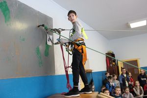 Великолукские школьники попрыгали по «кочкам»