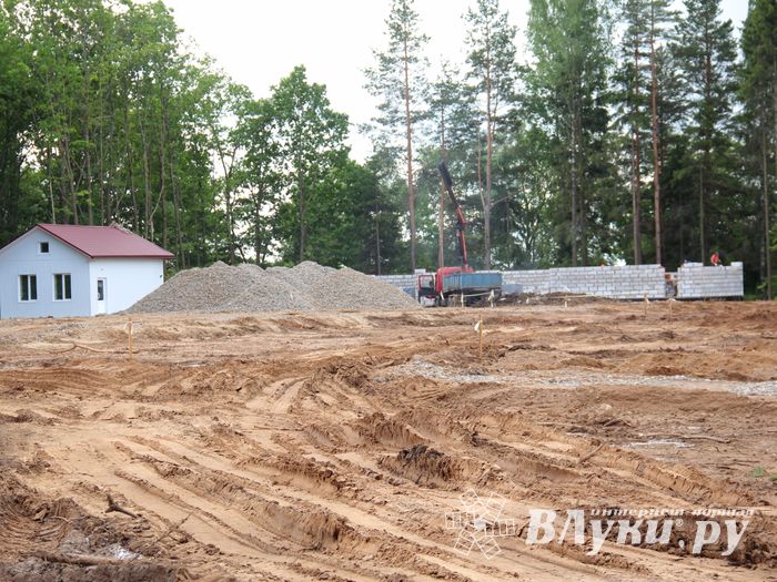 Строительство велоцентра в Великих Луках: склад, спортплощадки, велодорожки и земляника (ФОТО)