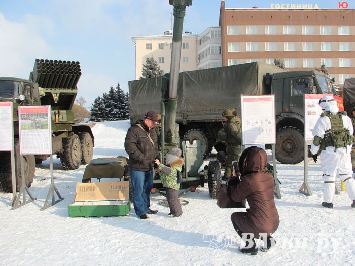 Великолучанам показывают армейскую технику и кормят кашей (6+) (ФОТО)