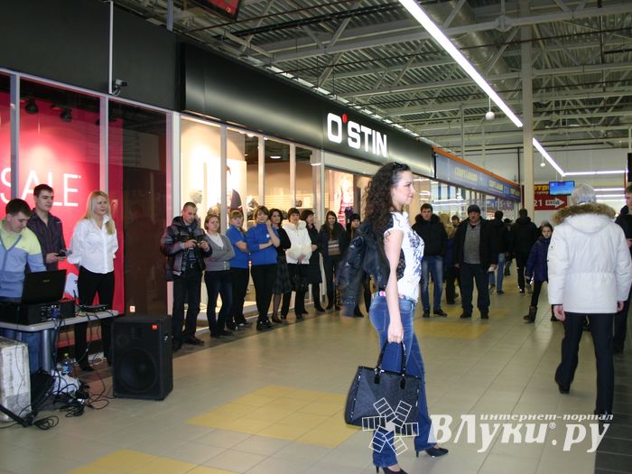 Торговый центр «Апельсин» поздравил прекрасных дам с праздником весны