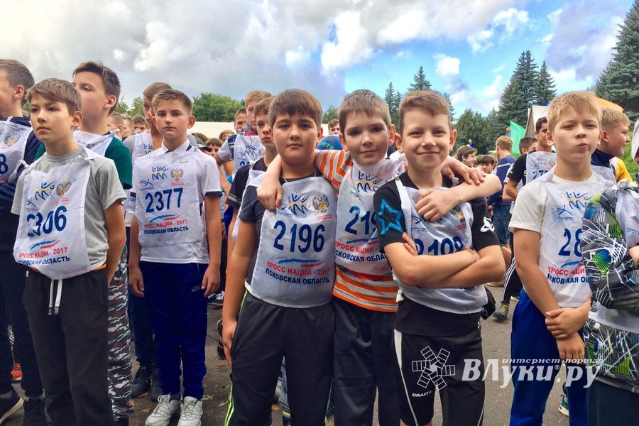 В Великих Луках стартовал Всероссийский день бега «Кросс нации-2017» (ФОТО)