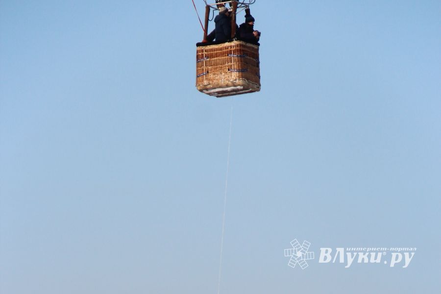 Над Великими Луками взлетели «Яблоки на снегу» (фото)
