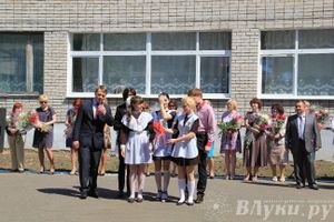 В Великих Луках прозвенели «Последние звонки»