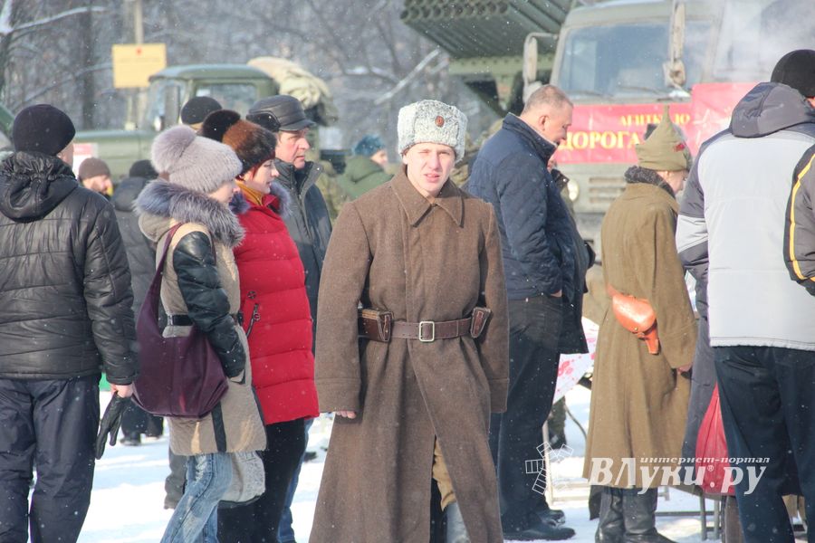 Великолучанам показывают армейскую технику и кормят кашей (6+) (ФОТО)