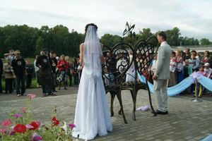 Торжественное открытие парковой скульптуры «Кресло влюбленных»