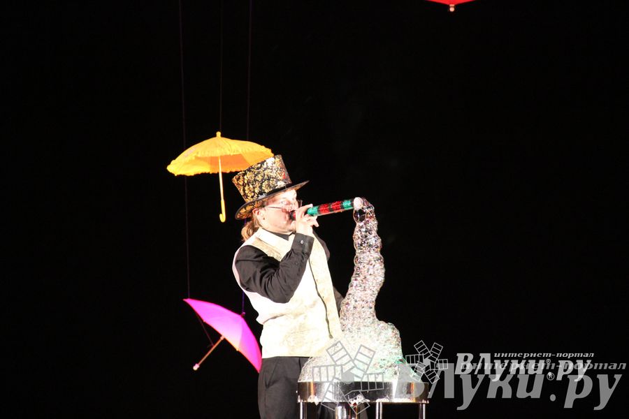 Шоу магических зонтиков и мыльных пузырей увидели юные великолучане