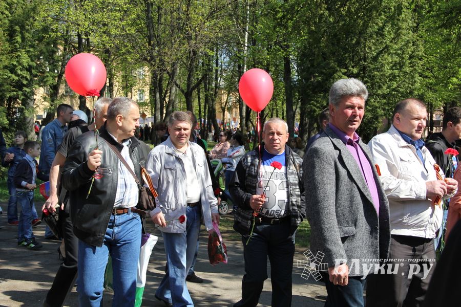 9 мая в Великих Луках. Шествие и салют