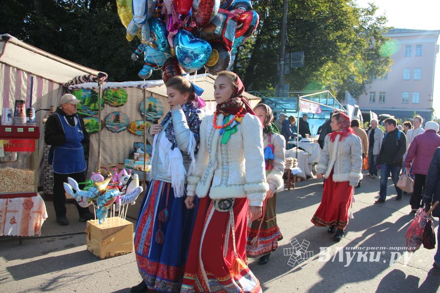 В Великих Луках прошла универсальная осенняя ярмарка (ФОТО)