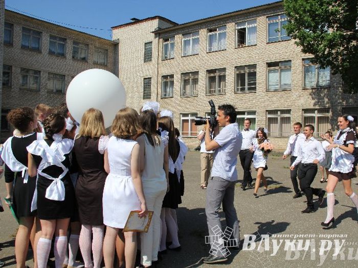 В Великих Луках прозвенели «Последние звонки»