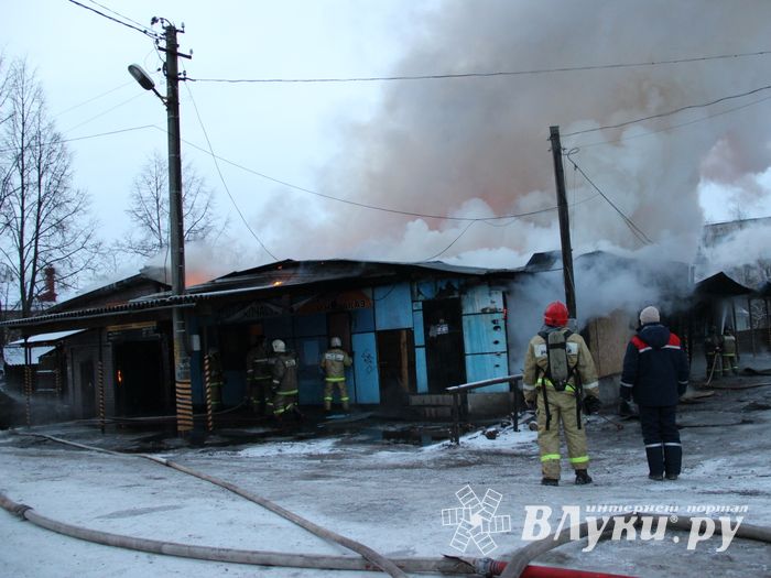 В Великих Луках горел автосервис (фото)